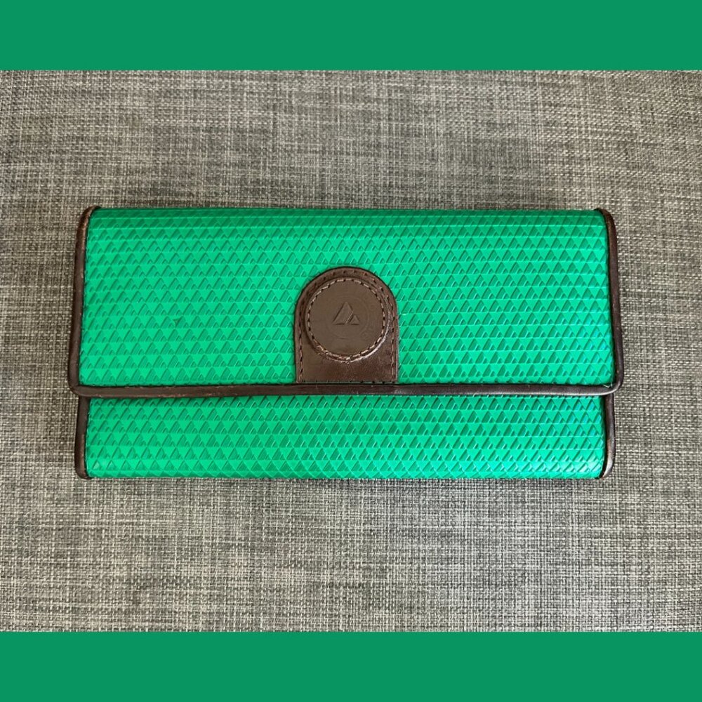 Vintage Liz Claiborne long wallet in vibrant green